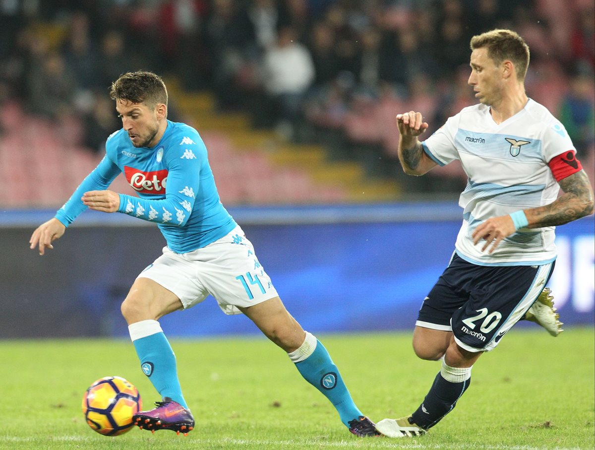 Dries Mertens y Lucas Biglia disputan el balón durante el encuentro de este sábado. (Foto Prensa Libre: AFP)