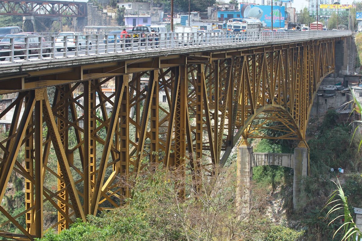 El colapso de puentes en ruta al Atlántico podría paralizar el transporte de carga entre puertos. (Foto Prensa Libre: Hemeroteca PL)