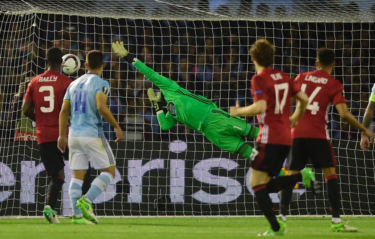 El portero Sergio Álvarez del Celta no puede detener el remate de Marcus Rashford en el gol del Mánchester United. (Foto Prensa Libre: AFP)