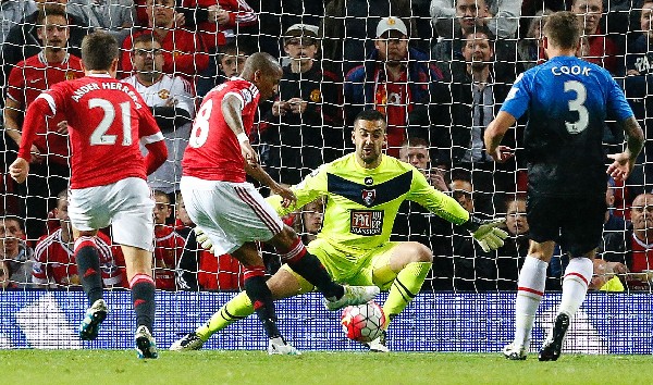 Ashley Young en el momento que marca el tercer gol del United. (Foto Prensa Libre: AFP).