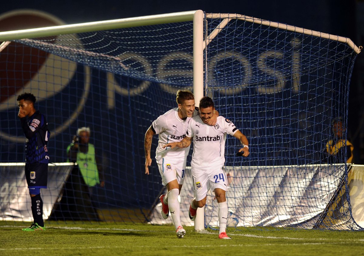 Kendel Herrarte festeja con Federico Gallego, después de marcar el primer gol. (Foto Prensa Libre: Francisco Sánchez)