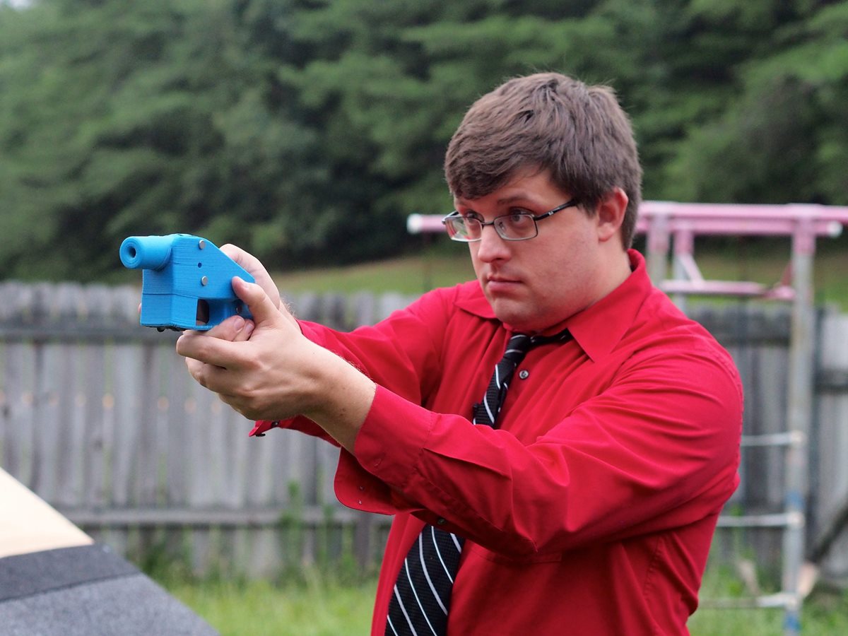 Travis Lerol, ingeniero de software apunta con una pistola Libertador descargada en el patio trasero de su casa.(AFP)