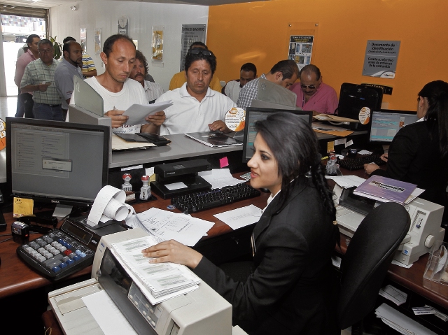 Decenas de contribuyentes se acercaron a las ventanillas de la SAT para poner en orden su situación fiscal.