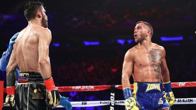 Vasyl Lomachenko mira al venezolano Jorge Linares en una noche que se alzó con el triunfo. (Foto Prensa Libre: AL BELLO/GETTY IMAGES)