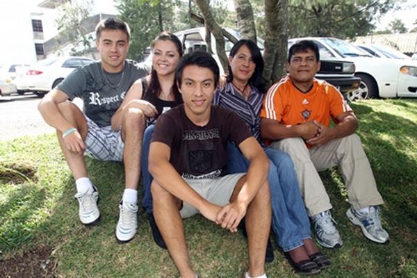 La joya crema junto a su familia. (Foto Prensa Libre: Eddy Recinos)<br _mce_bogus="1"/>