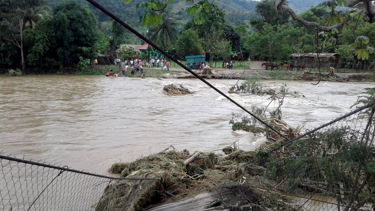 El río Champas arrastro el puente y dejó incomunicado el paso para seis comunidades en Champas Corrientes, Puerto Barrios, Izabal. (Dony Stewart)