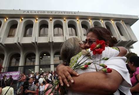 Activistas se abrazan afuera de la Corte Suprema de Justicia.