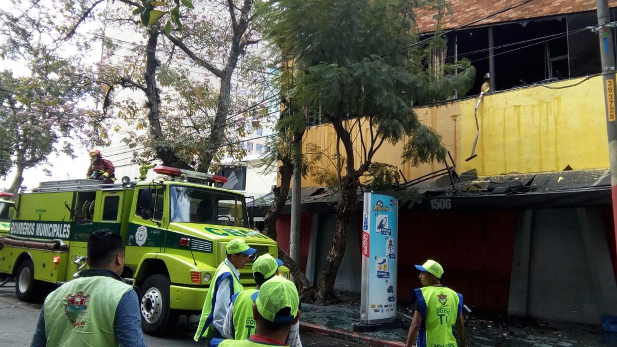 Socorristas combaten incendio en un edificio de la zona 10. (Foto Prensa Libre: Paulo Raquec)