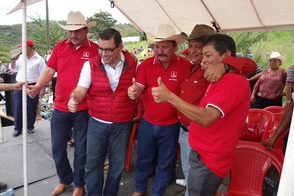 El alcalde de Concepción Las Minas, tercero de izquierda a derecha, durante su presentación oficial como miembro del Partido Líder. (Foto Prensa Libre: Edwin Paxtor).