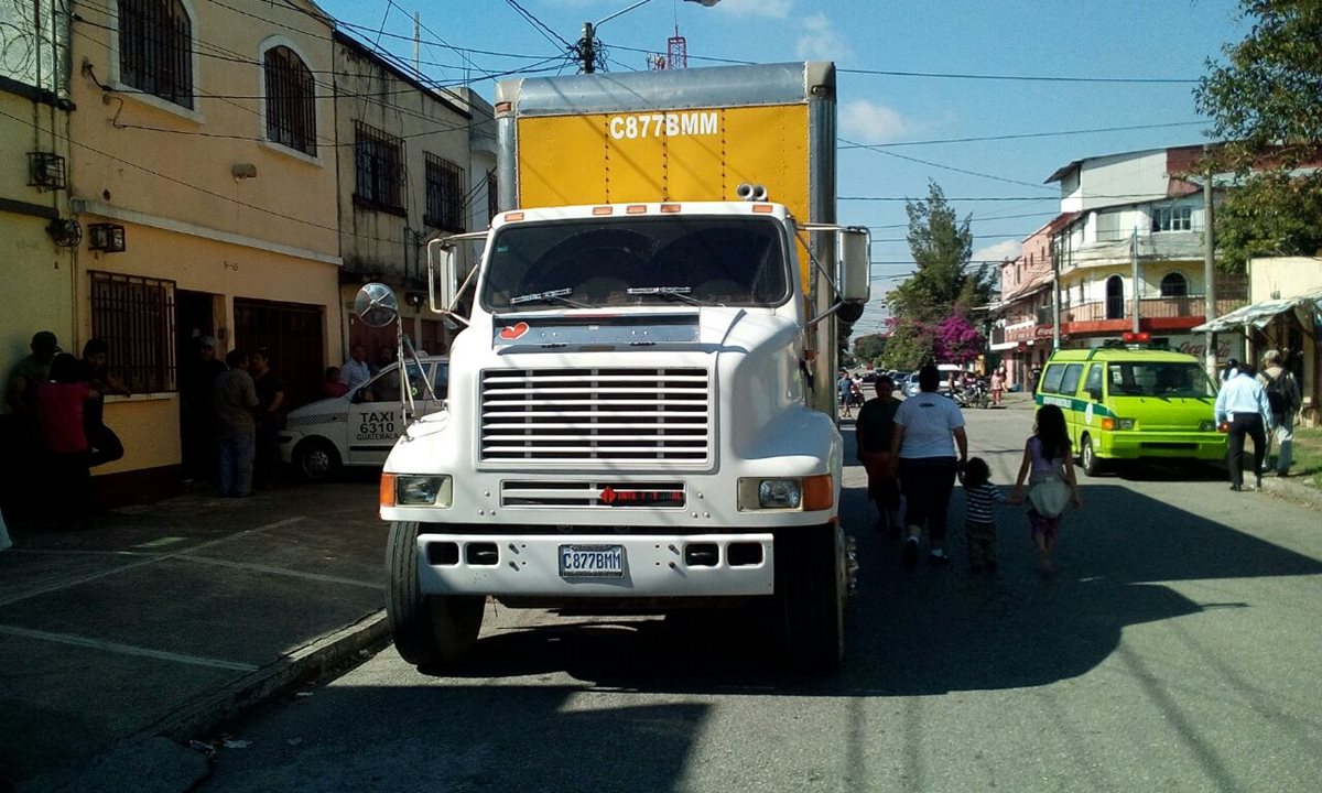 El piloto recolector de basura murió a balazos por negarse a recibir un teléfono de manos de un supuesto extorsionista. (Foto Prensa Libre: Erick Ávila)