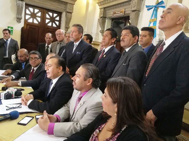 Diputados y personas de sociedad civil presentan la iniciativa contra el aborto y el matrimonio homosexual. (Foto Prensa Libre: Jessica Gramajo)