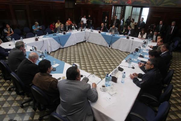 Jefes de bloques discuten en el Salón del Pueblo los temas que se conocerán en  sesión extraordinaria convocada para hoy a las 14 horas.