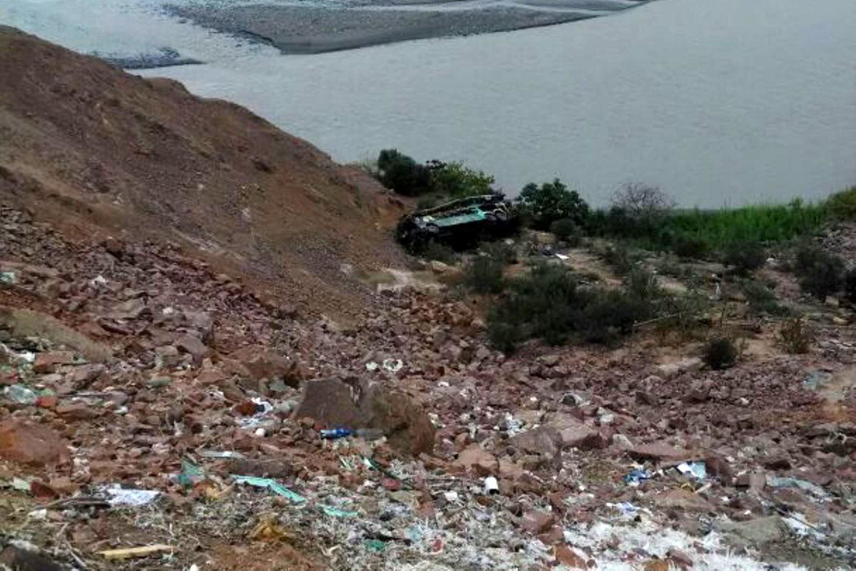 Más de 30 personas murieron y unas 20 resultaron gravemente heridas hoy en un accidente de un autobús en Arequipa, en el sur de Perú. (Foto Prensa Libre: EFE)