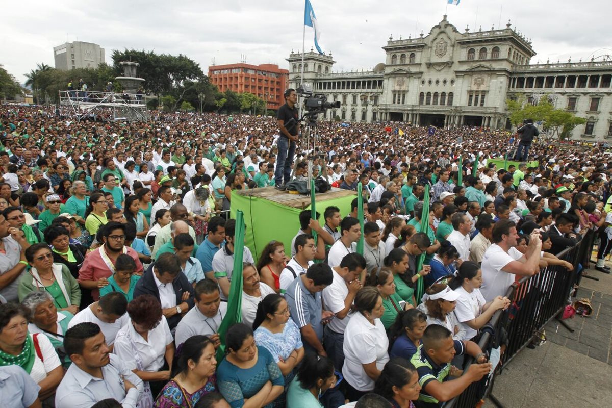 Miles de católicos participan del final del Congreso Eucarístico Arquidiocesano. (Foto Prensa Libre: Paulo Raquec)