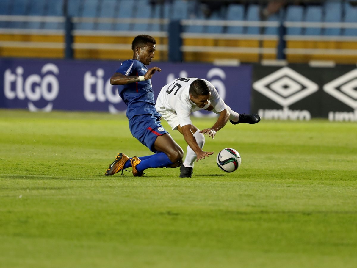 Jorge Vargas, de Guatemala, recibe una fuerte falta. (Foto Prensa Libre: Carlos Vicente).