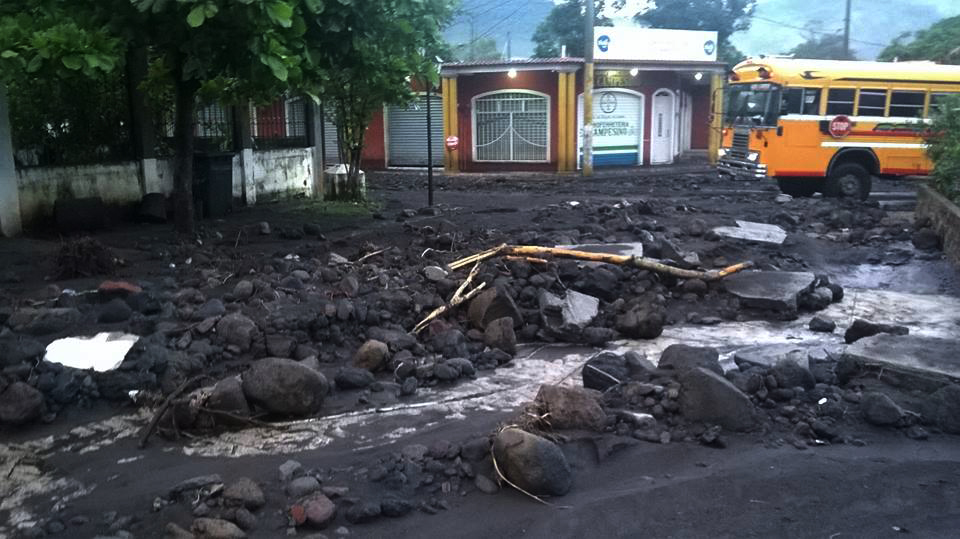 Las calles de Jerez, Jutiapa, quedaron cubiertas por lodo y piedras. (Foto Prensa Libre: Óscar González)