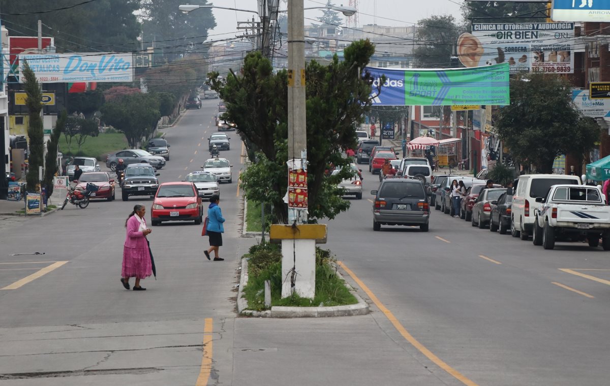 Los marquenses que se encontraban en las calles se alarmaron por el temblor. Foto Prensa Libre: Whitmer Barrera.