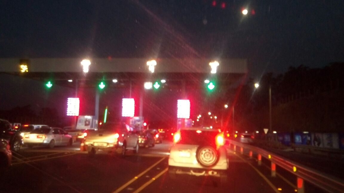 Cola de vehículos en peaje de autopista Palín-Escuintla. (Foto Prensa Libre: Provial)