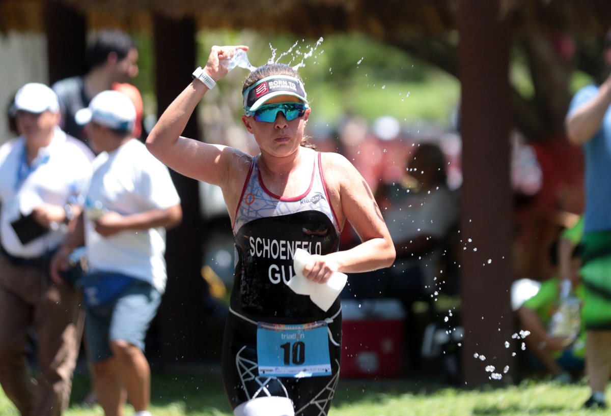 Las triatletas quetzaltecas soportaron el intenso calor que se sintió durante las más de cuatro horas que duró la competencia. (Foto Prensa Libre: Cortesía)