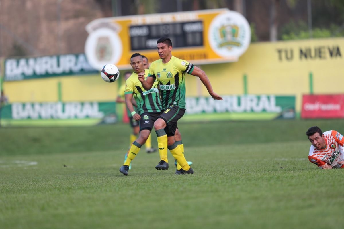 Carlos Gallardo corre con el balón.