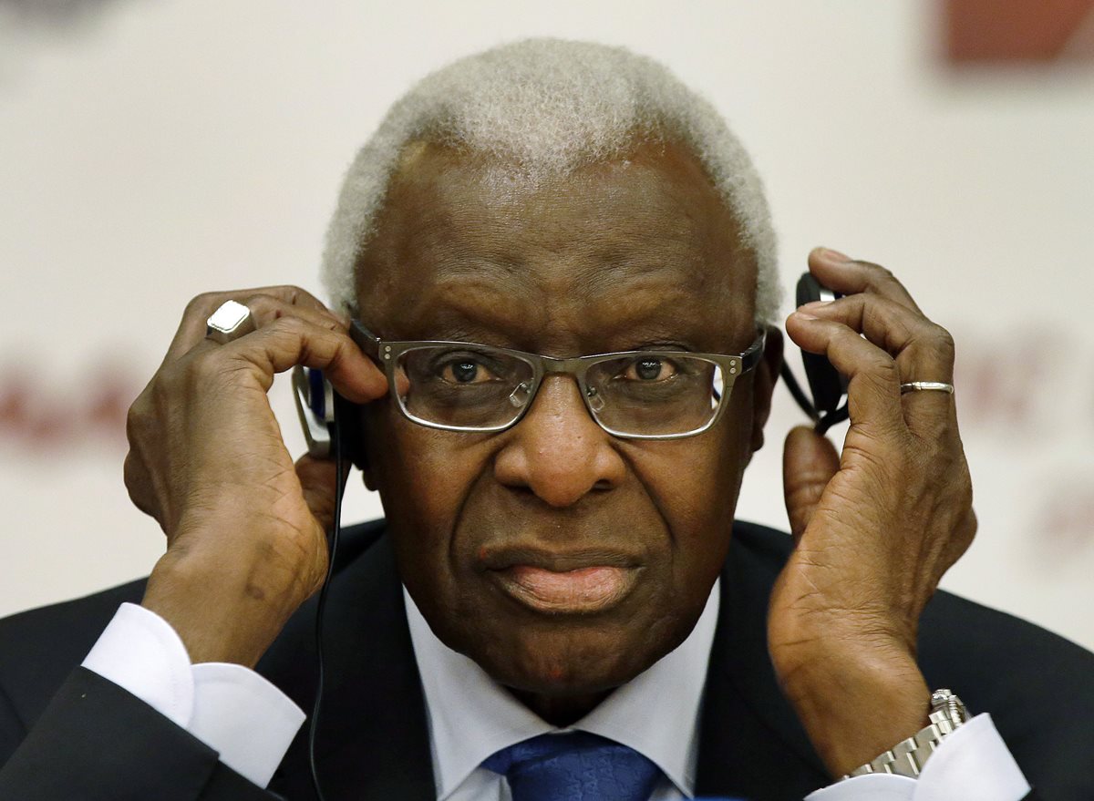 Lamine Diack es acusado de esconder muestras positivas de dopaje, especialmente en Rusia. (Foto Prensa Libre: AP)