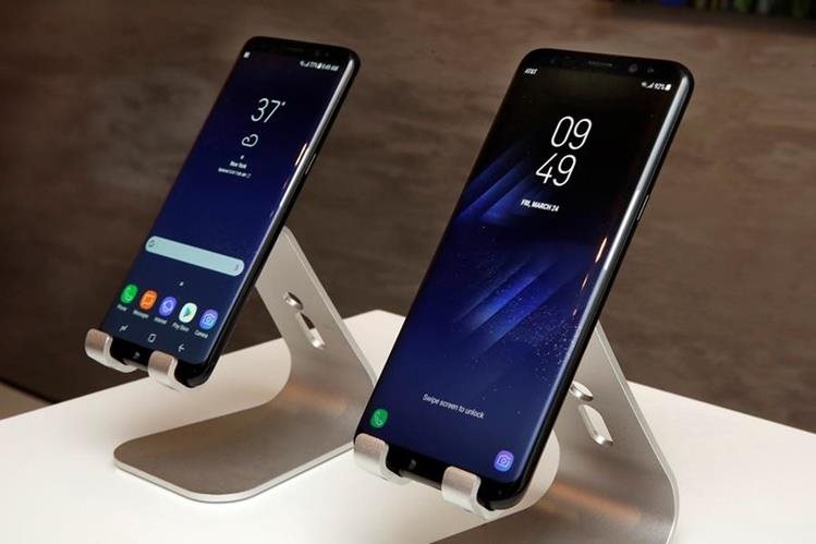 Las pantallas, de 5.8 pulgadas para el S8 y de 6.2 para el S8+, son la característica más destacada de los terminales. (Foto Presa Libre: AP)