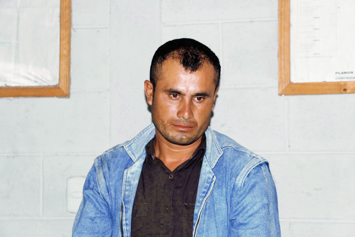 Héctor Moisés Rueda  cuando transportaba marihuana, en Dolores, Petén. (Foto Prensa Libre: Walfredo Obando)