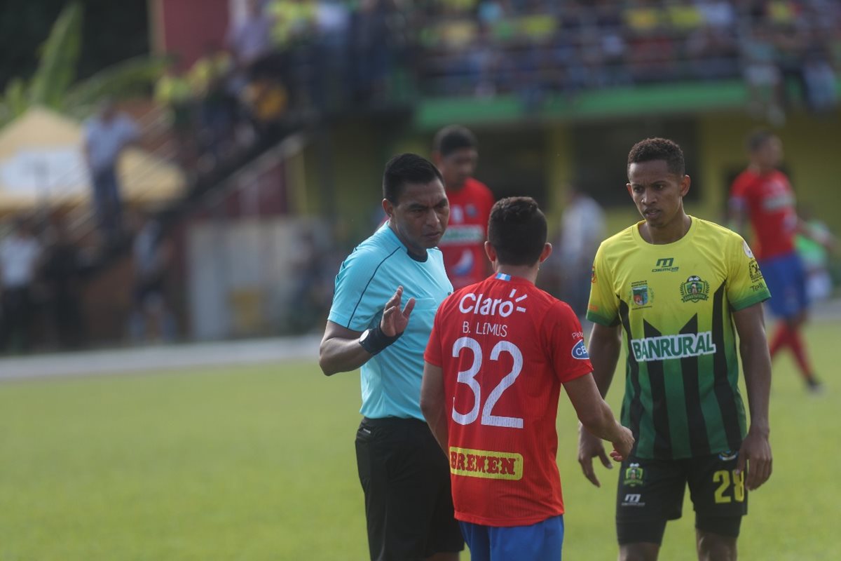 El árbitro Wálter López dirigió el encuentro entre Guastatoya y Municipal. (Foto Prensa Libre: Edwin Fajardo)