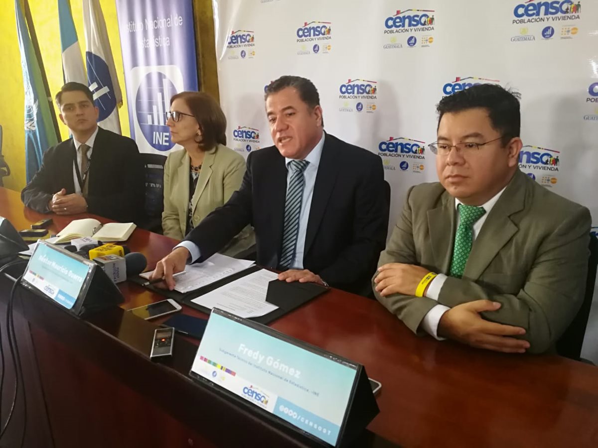 Mauricio Guerra —tercero de izquierda a derecha— gerente del INE, participó en la presentación de una campaña de divulgación del Censo 2018. (Foto Prensa Libre: Estuardo Paredes)