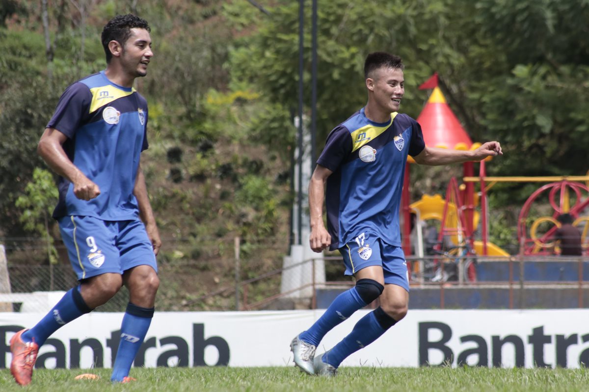 Ángel Cabrera (derecha) es uno de los jugadores más regulares de Cobán Imperial. (Foto Prensa Libre: Eduardo Sam Chun)