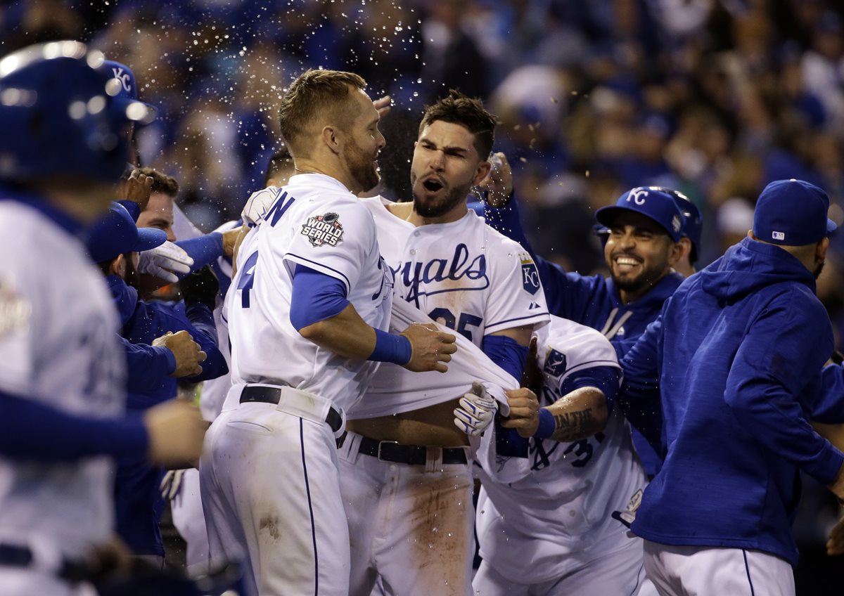 Eric Hosmer es felicitado por sus compañeros de los Reales de Kansas después de golpear el elevado de sacrificio de la victoria Juego 1 de la Serie Mundial ante los Mets. (Foto Prensa Libre: AP)