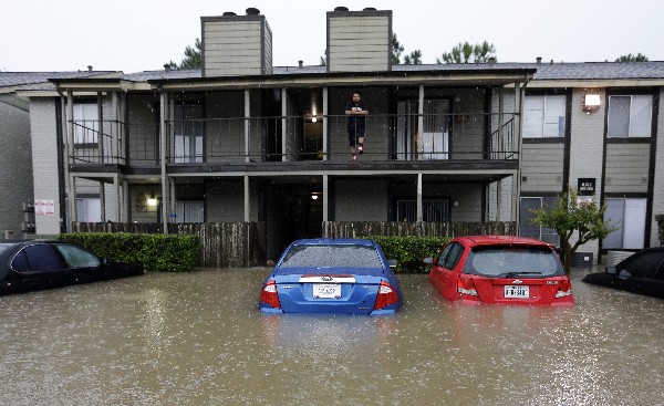 Varios vehículos resultaron dañados por las inundaciones.(AP).