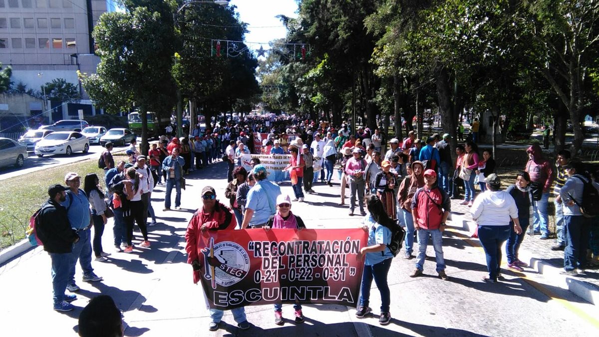 Maestros avanzan por la avenida La Reforma hacia el Congreso para exigir se apruebe el Presupuesto 2017. (Foto Prensa Libre: Estuardo Paredes)