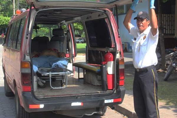 El hombre estaba ingiriendo licor cuando comenzó a convulsionar, y falleció durante su traslado a un centro asistencial. (Foto Prensa Libre: Felipe Guzmán)<br _mce_bogus="1"/>