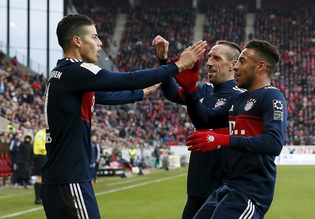 El colombiano y el francés celebran junto a su compañero de equipo Corentin Tolisso. (Foto Prensa Libre: EFE)