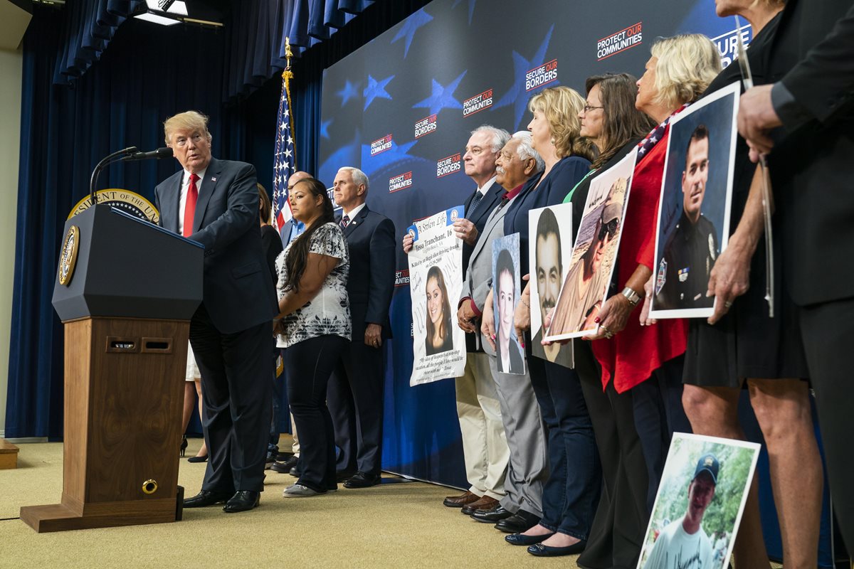 Donald Trump (i), pronuncia un discurso sobre inmigración en Washington, DC, EE. UU. (Foto Prensa Libre:EFE).