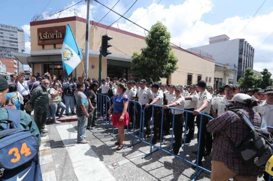 Manifestantes llegan al Centro Histórico donde agentes de la PNC y efectivos del Ejército resguardan el Congreso.