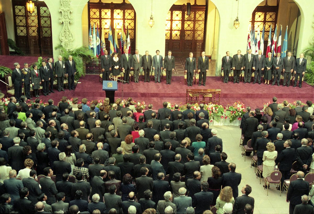 Firma de la paz entre el Gobierno y la Unidad Revolucionaria Nacional Guatemalteca (URNG). Ambas agrupaciones comparten el sitial de honor. (Foto: Hemeroteca PL)