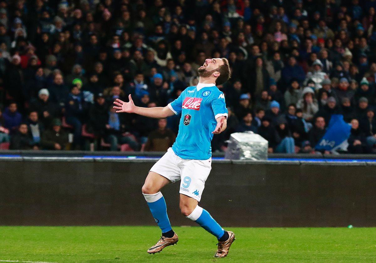 El argentino Gonzalo Higuaín y actual jugador del Nápoli, se ha ganado con su goles el respeto en la Serie A. (Foto Prensa Libre: AFP).