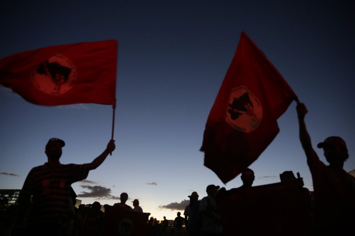 Manifestantes protestan a favor de la presidenta brasileña, Dilma Rousseff, en Brasilia. (Foto Prensa Libre:EFE).