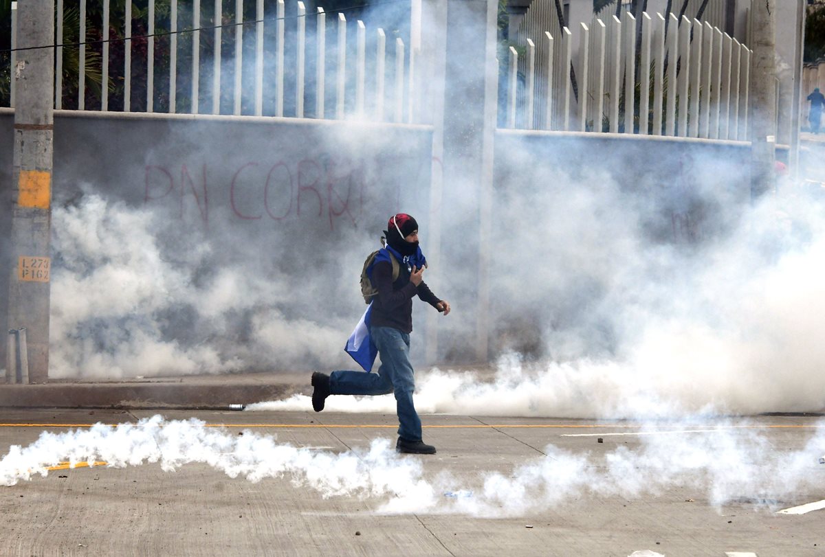 La policía lanzó gas lacrimógeno contra los manifestantes de la oposición. (Foto Prensa Libre: AFP)