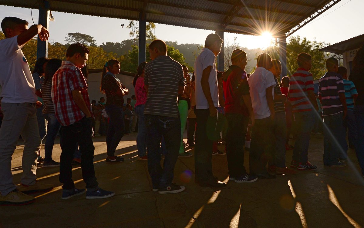 Un grupo de estudiantes durante la inauguración del ciclo escolar 2016 en ciudad Arce, San Salvador. (Foto Prensa Libre: AFP).