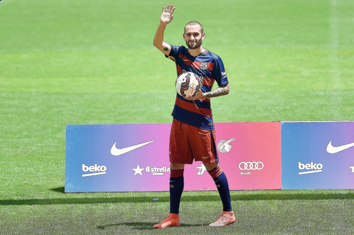 Aleix Vidal saluda a los aficionados durante su presentación oficial en el Camp Nou. (Foto Prensa Libre: AFP)