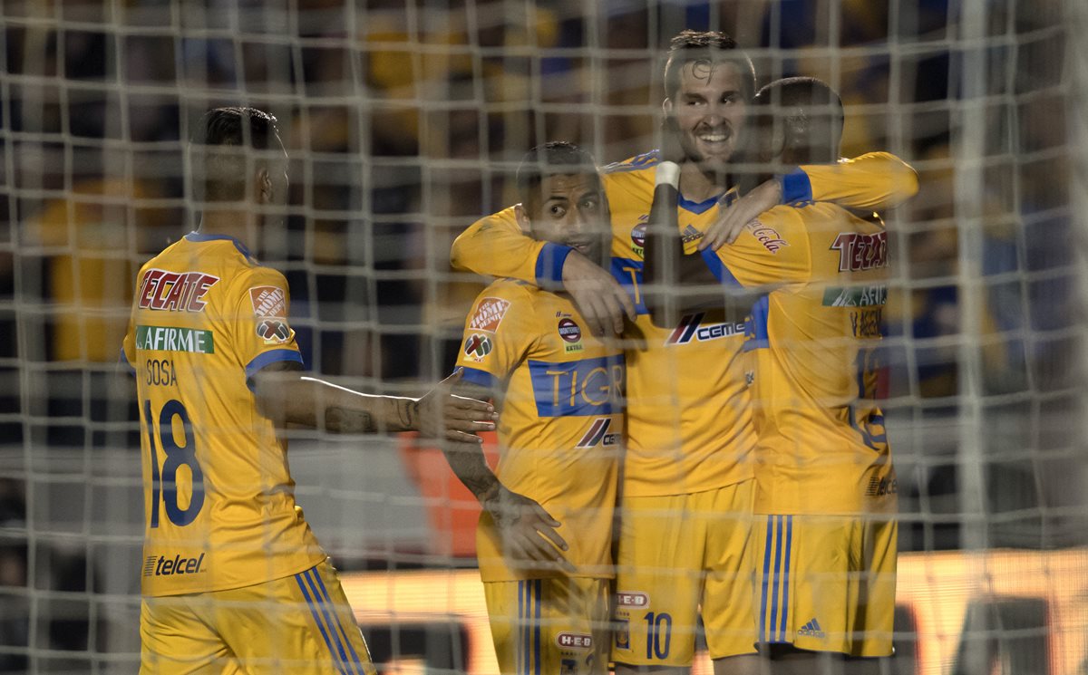 Jugadores de Tigres celebran una anotación frente al América en la semifinal del Torneo Apertura 2017. (Foto Prensa Libre: EFE)