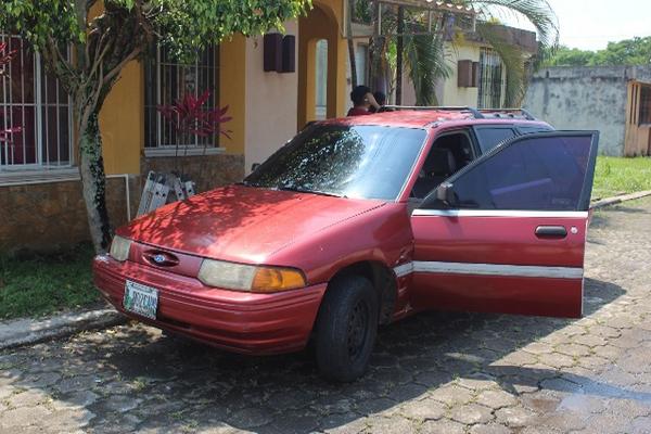 En este vehículo se conducían los supuestos delincuentes. (Foto Prensa Libre: Danilo López)