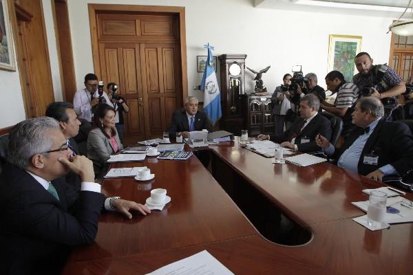 Los delegados de la Sociedad Interamericana de Prensa (Der.), durante la reunión con el presidente Otto Pérez Molina, la vicemandataria Roxana Baldetti y el secretario de Comunicación Social, Francisco Cuevas, en la Casa Presidencial.