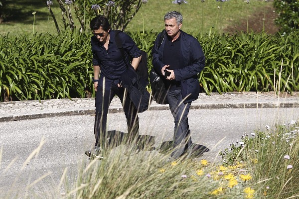 Jose Mourinho prepara la estrategia para la próxima temporada de la Premier League. (Foto Prensa Libre: EFE)