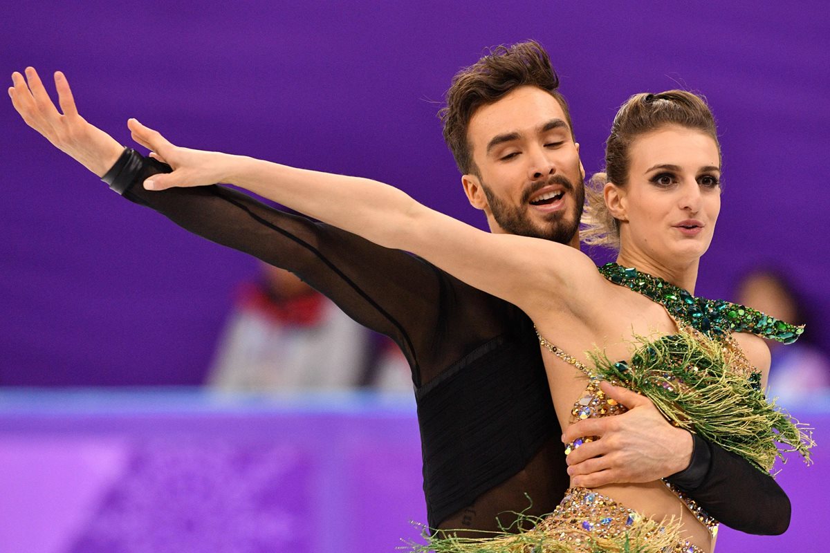 Gabriella Papadakis y su compañero Guillaume Cizeron siguieron su rutina pese al accidente del vestuario. (Foto Prensa Libre: AFP)