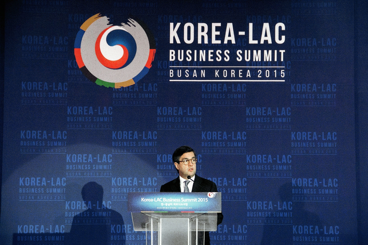 El presidente del BID), Luis Alberto Moreno, al inaugurar Cumbre de Negocios, hoy en Corea. (PL-EFE)