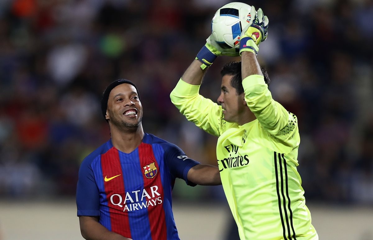 Ronaldinho se lució con tres asistencias en el partido en el clásico de leyendas entre el Barcelona y el Real Madrid. (Foto Prensa Libre: AP)